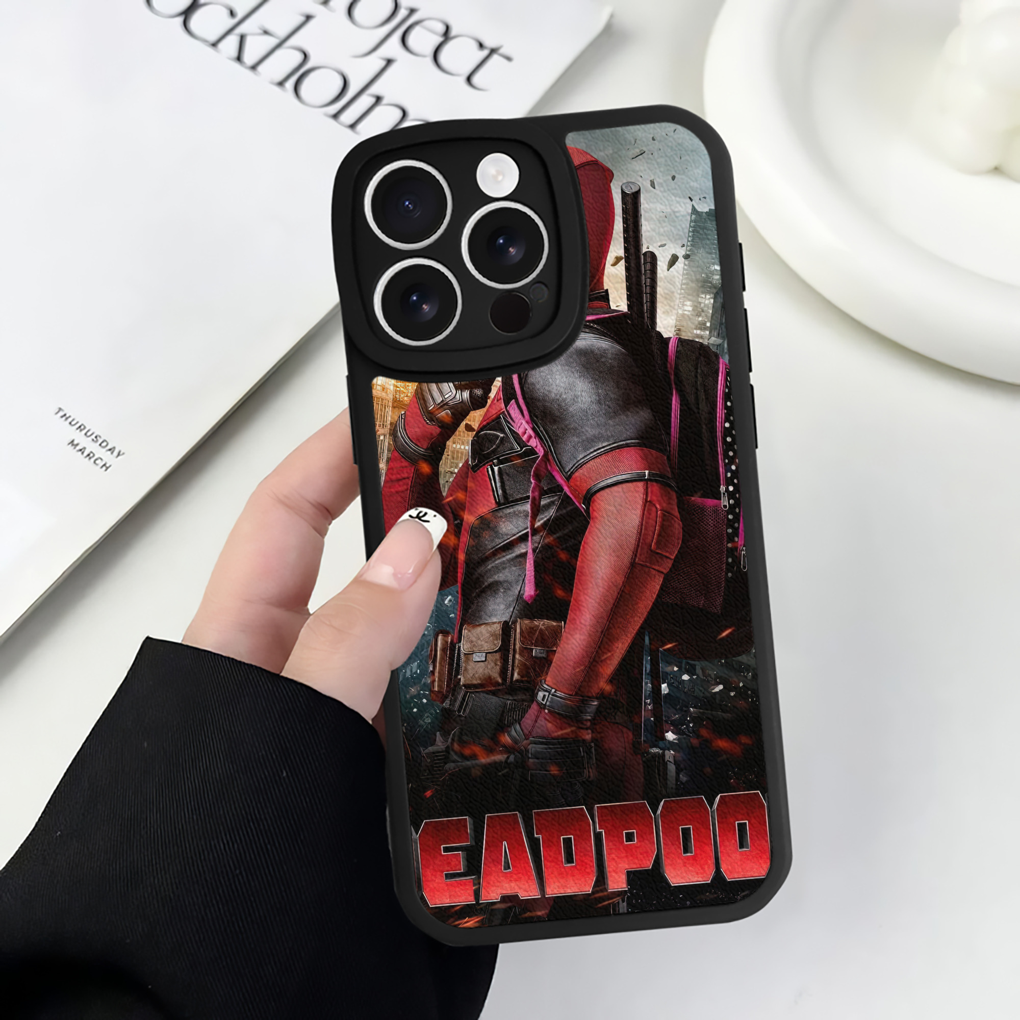 （画像用） Deadpool デッドプール 【iPhone 16シリーズ対応】シリコンスマホケース（レザー調） 材質：シリコン